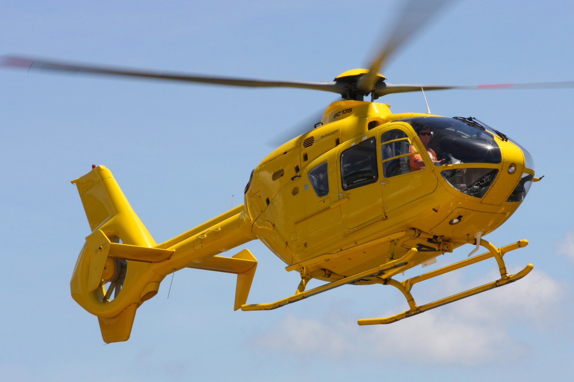 Ein Toter, vier Schwerverletzte: Auto prallt nachts gegen Baum